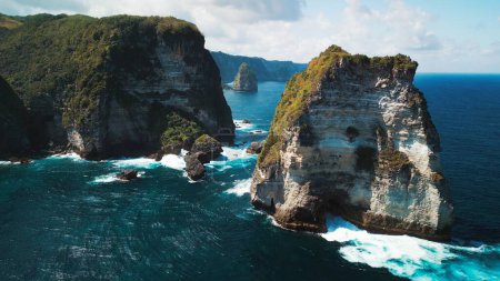 Téléchargez les photos : Vue aérienne de la côte de l'île de Nusa Penida. Bali, Indonésie - en image libre de droit