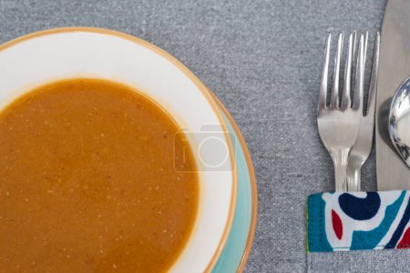 Foto de Primer plano de la sopa de lentejas a la carta aperitivo entrada comida en tazón con cubiertos en la mesa del restaurante - Imagen libre de derechos