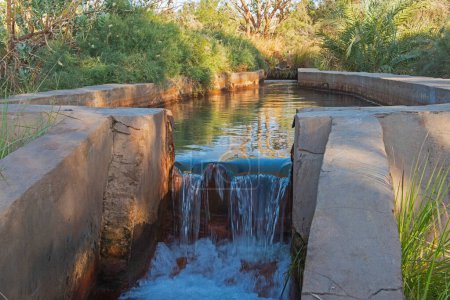 Nahaufnahme Detail des Wassers in der Thermalquellen-Poolmulde am Brunnen der afrikanischen ägyptischen Oase