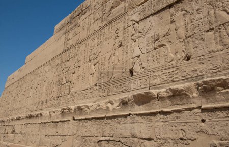 Foto de Tallados jeroglípicos en la pared en el antiguo templo egipcio de Khonsu en Karnak Luxor Egipto - Imagen libre de derechos