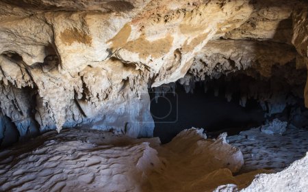 Foto de Interior de una gran caverna subterránea con estalactitas de calcita colgando del techo - Imagen libre de derechos