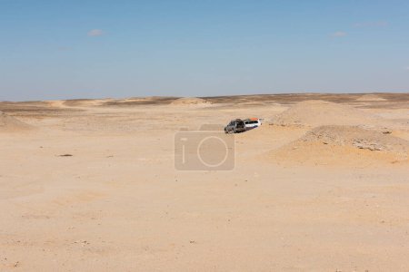 Téléchargez les photos : Paysage vue panoramique du désert aride désert occidental désolé en Egypte avec vue rocheuse et véhicule hors route - en image libre de droit