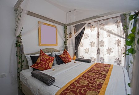 Téléchargez les photos : Décoration intérieure ameublement de luxe montrer la maison chambre à coucher montrant des meubles et lit à baldaquin double - en image libre de droit