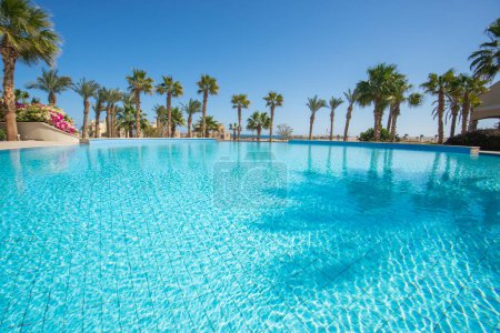 Téléchargez les photos : Grande piscine extérieure dans un complexe hôtelier tropical de luxe en été - en image libre de droit