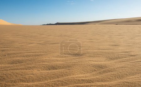 Téléchargez les photos : Paysage vue panoramique de désert aride désert occidental désolé entre les dunes de sable en Egypte avec fond bleu ciel - en image libre de droit