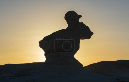 Téléchargez les photos : Paysage vue panoramique du désert aride désert occidental désolé dans le paysage aride panoramique en Egypte désert blanc occidental avec silhouette de formations rocheuses géologiques - en image libre de droit