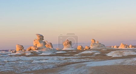 Téléchargez les photos : Landscape scenic view of desolate barren western desert in Panoramic barren landscape in Egypt Western White desert with geological rock formations - en image libre de droit