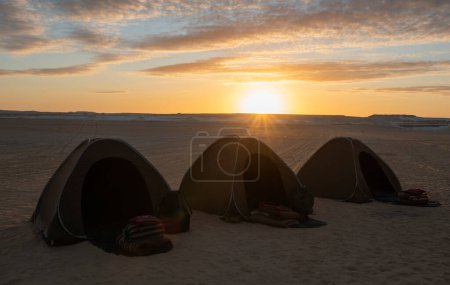 Téléchargez les photos : Paysage vue panoramique du camping désert aride désert ouest désolé en Egypte avec des tentes camping sur fond lever de soleil - en image libre de droit
