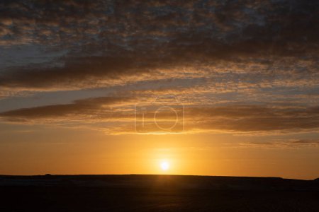 Téléchargez les photos : Paysage vue panoramique du désert aride désert occidental désolé dans le paysage aride panoramique en Egypte désert blanc occidental avec lever de soleil sur fond de ciel nuageux - en image libre de droit