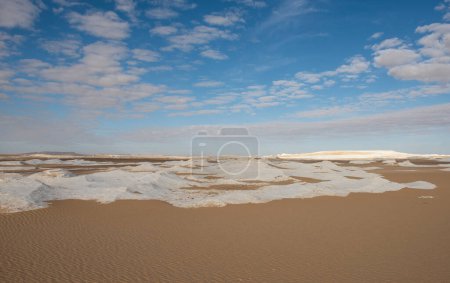 Téléchargez les photos : Paysage vue panoramique du désert aride désolé de l'ouest dans le paysage aride panoramique en Egypte Désert blanc occidental avec des formations géologiques de roche calcaire - en image libre de droit