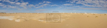 Téléchargez les photos : Paysage panoramique vue panoramique sur le désert blanc et sablonneux aride de l'ouest de l'Égypte avec des formations géologiques calcaires rocheuses - en image libre de droit