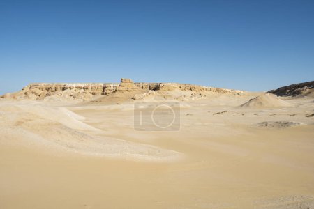 Téléchargez les photos : Paysage vue panoramique du désert aride désert occidental désolé avec des formations rocheuses de grès de montagne géologiques - en image libre de droit