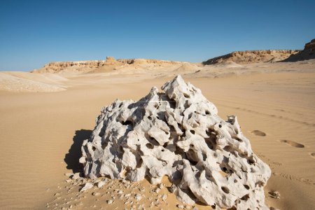 Téléchargez les photos : Paysage vue panoramique du désert aride désert occidental désolé en Egypte avec des formations rocheuses érodées géologiques - en image libre de droit