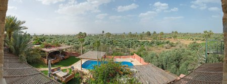 Téléchargez les photos : Vue panoramique sur les terres agricoles afro-égyptiennes éloignées avec piscine au premier plan et lac en arrière-plan - en image libre de droit