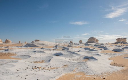Téléchargez les photos : Paysage vue panoramique du désert aride désolé de l'ouest dans le paysage aride panoramique en Egypte Désert blanc occidental avec des formations géologiques de roche calcaire - en image libre de droit