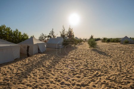Téléchargez les photos : Vue panoramique du camping du désert occidental en Egypte avec des tentes campant sur fond de lever de soleil - en image libre de droit