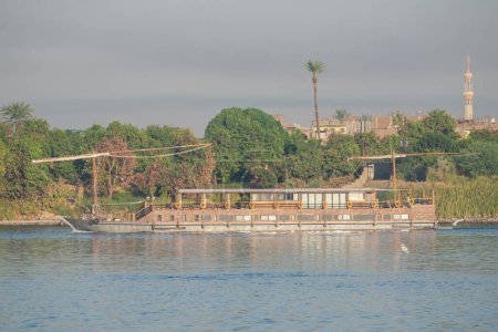 Téléchargez les photos : Grand bateau de croisière traditionnel égyptien de luxe sur le Nil - en image libre de droit