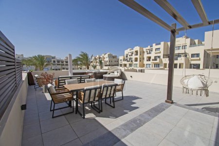 Téléchargez les photos : Terrasse sur le toit meubles de patio dans une villa de luxe dans une station balnéaire tropicale avec table et chaises - en image libre de droit