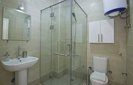 Diseño interior de un lujoso cuarto de baño con cabina de ducha y lavabo