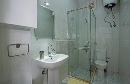Téléchargez les photos : Design intérieur d'une salle de bain de luxe avec cabine de douche et lavabo - en image libre de droit