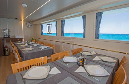 Téléchargez les photos : Aménagement intérieur décor du salon salle à manger dans un grand yacht à moteur de luxe - en image libre de droit