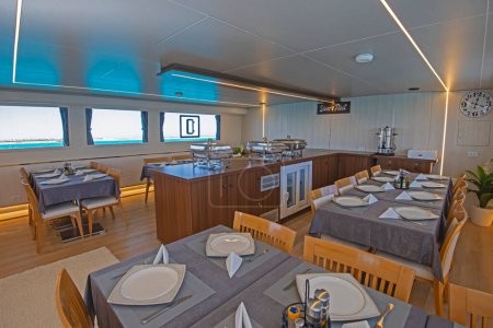 Téléchargez les photos : Aménagement intérieur décor du salon salle à manger dans un grand yacht à moteur de luxe avec buffet servant bar - en image libre de droit