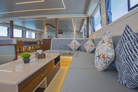Téléchargez les photos : Aménagement intérieur décor du salon dans un grand yacht à moteur de luxe - en image libre de droit