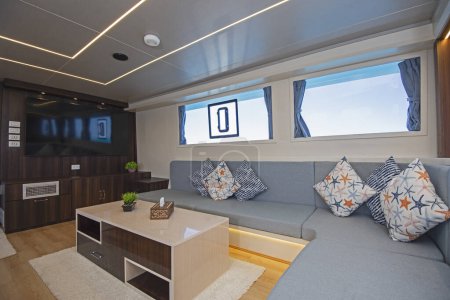 Téléchargez les photos : Aménagement intérieur décor du salon dans un grand yacht à moteur de luxe - en image libre de droit