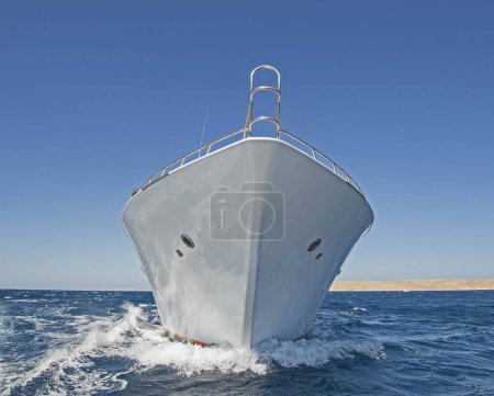 Foto de Arco de un gran yate de motor privado de lujo en marcha navegando en el mar tropical con olas de proa - Imagen libre de derechos