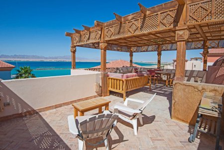 Foto de Techo terraza muebles de patio en una villa de vacaciones de lujo en un complejo tropical con vistas al mar - Imagen libre de derechos