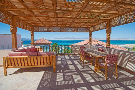 Téléchargez les photos : Terrasse sur le toit meubles de patio dans une villa de vacances de luxe dans un complexe tropical avec vue sur l'océan - en image libre de droit