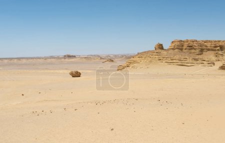 Foto de Paisaje vista panorámica del desierto desolado occidental estéril en Egipto con formaciones geológicas de roca arenisca de montaña - Imagen libre de derechos