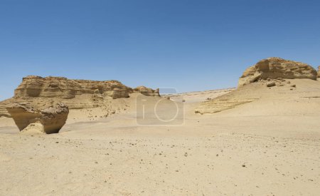 Téléchargez les photos : Paysage vue panoramique du désert aride désert occidental désolé en Egypte avec des formations rocheuses géologiques de grès de montagne - en image libre de droit
