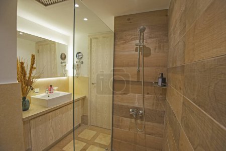 Innengestaltung eines luxuriösen Show-Home-Badezimmers mit Duschkabine und Waschbecken