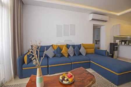 Wohnzimmer Lounge-Bereich in Luxus-Wohnung Show Home zeigt Inneneinrichtung Einrichtung mit Balkon-Terrasse