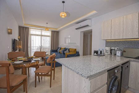 Wohnzimmer Lounge-Bereich in Luxus-Wohnung Show Home zeigt Innenarchitektur Einrichtung mit Balkon-Terrasse und offener Küche