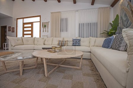 Wohnzimmer Lounge-Bereich in Luxus-Wohnung Show Home zeigt Innenarchitektur Einrichtung mit Couchtisch
