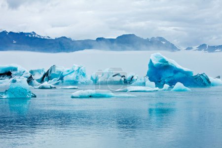 Blaue Eisberge in Island