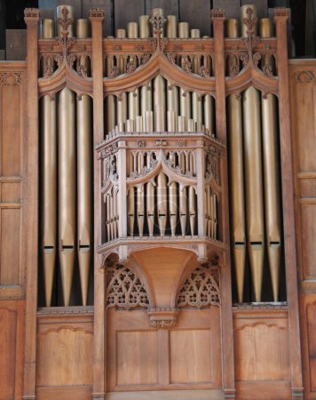 Les tuyaux musicaux d'un orgue d'église traditionnel.