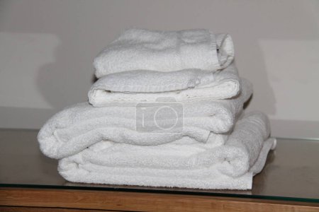 Una colección de toallas de baño y de mano esponjosas blancas limpias.
