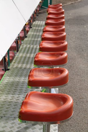 Téléchargez les photos : Une rangée de sièges en plastique uni dur rouge. - en image libre de droit