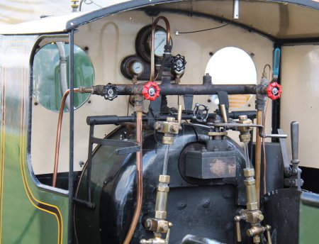 Téléchargez les photos : La cabine de conduite Control d'un moteur de train à vapeur vintage. - en image libre de droit