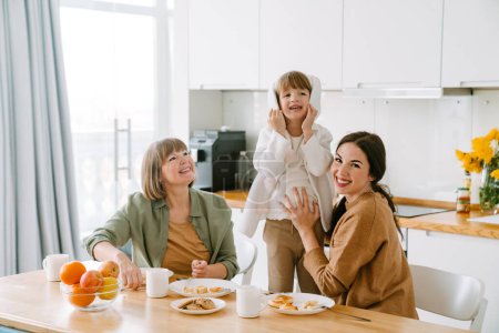 Foto de Familia blanca burlándose de desayunar juntos en casa - Imagen libre de derechos