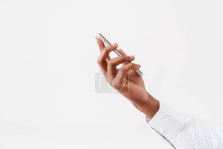 Téléchargez les photos : Photo de la main de l'homme noir avec téléphone portable isolé sur fond blanc - en image libre de droit