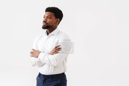 Téléchargez les photos : Noir mi-homme portant chemise posant et regardant de côté isolé sur fond blanc - en image libre de droit
