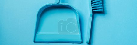 Téléchargez les photos : Le pinceau bleu avec une cuillère dans le studio bleu - en image libre de droit