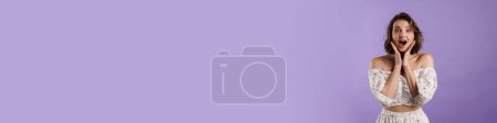 Téléchargez les photos : Jeune femme excitée gestuelle tout en exprimant surprise isolé sur le mur violet - en image libre de droit