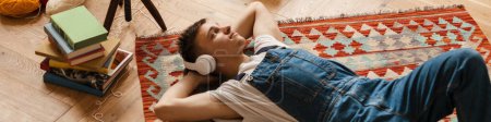 Foto de Joven hombre blanco en auriculares descansando mientras trabaja en la alfombra artesanal en casa - Imagen libre de derechos