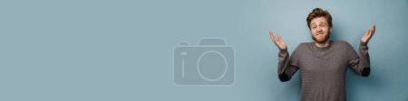 Téléchargez les photos : Blanc gingembre homme avec barbe geste et regarder la caméra isolé sur fond bleu - en image libre de droit