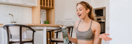 Téléchargez les photos : Jeune femme blanche gesticuler et utiliser un ordinateur portable pendant la pratique du yoga à la maison - en image libre de droit